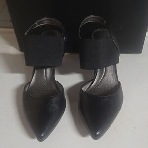 Life Stride Black Pointed Toe Heels